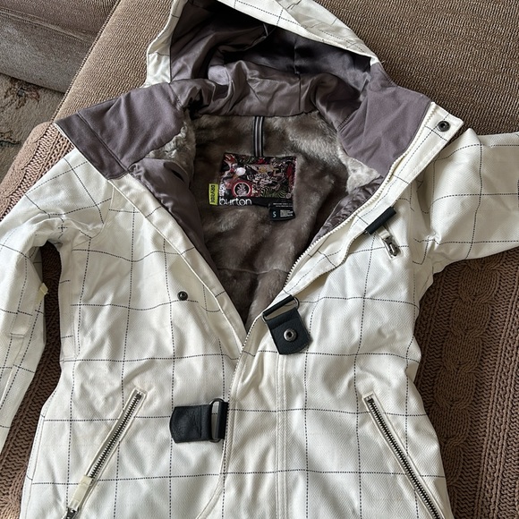 Women’s small, white snow/boarding/everyday warm jacket - Picture 4 of 4